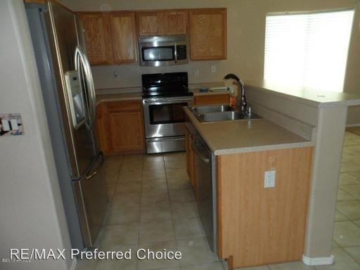 10534 W Roanoke Ave - Photo 2 of 4