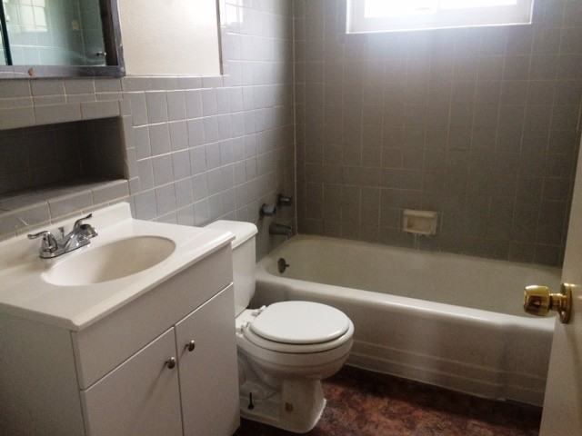 11909 Homestead Ave - Photo 2 of 7