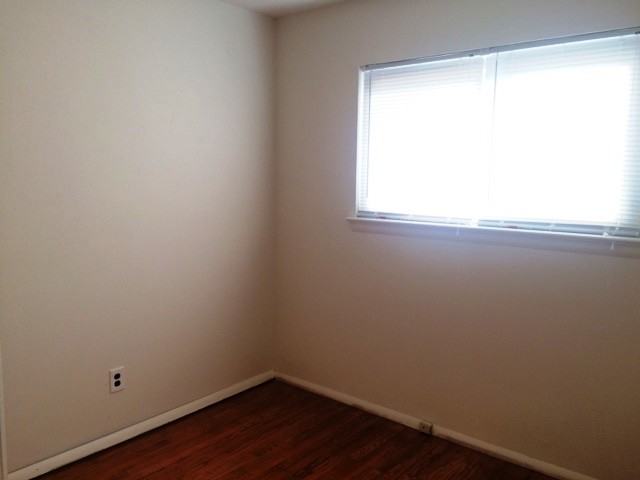 11909 Homestead Ave - Photo 3 of 7