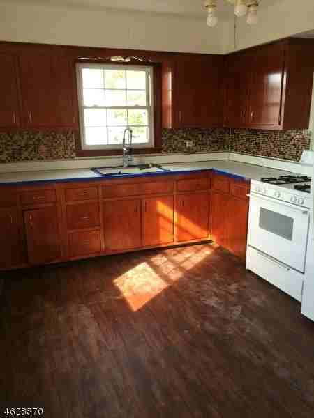 566 2nd St - Photo 3 of 11