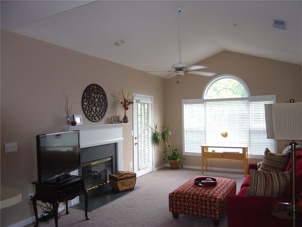 910 Forest Dr SE - Photo 3 of 21