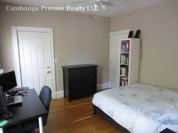 98 Woodstock St - Photo 3 of 5