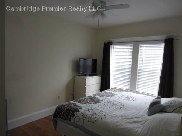 98 Woodstock St - Photo 2 of 5
