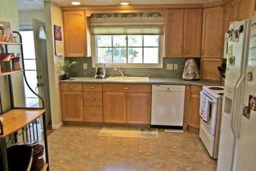 2542 SE Pelton Ct - Photo 2 of 12