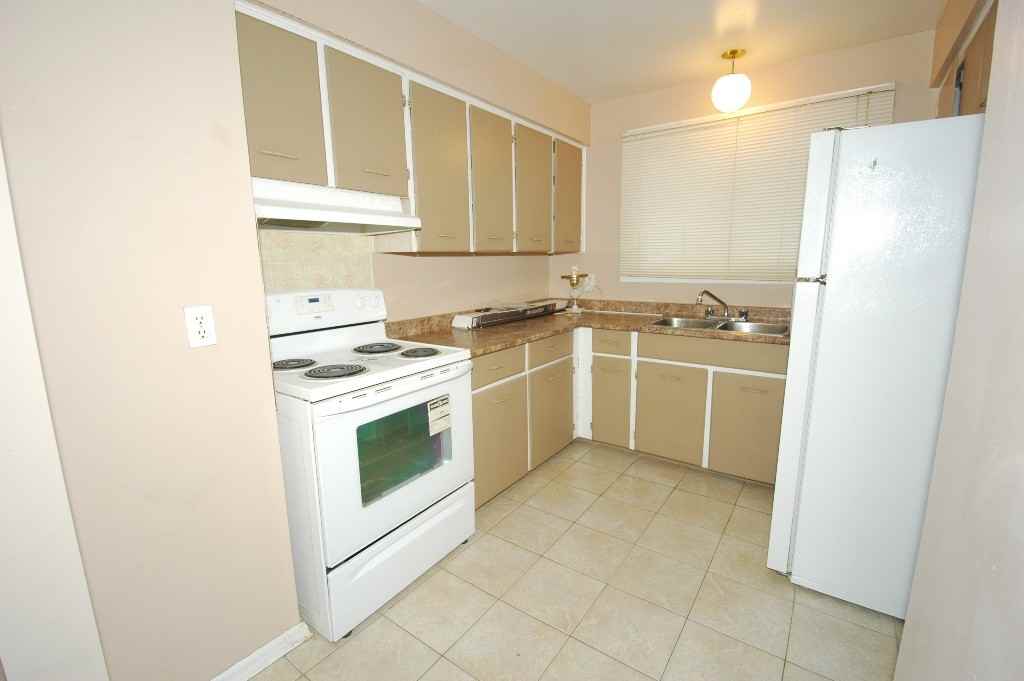 427 Moodie Dr - Photo 3 of 16