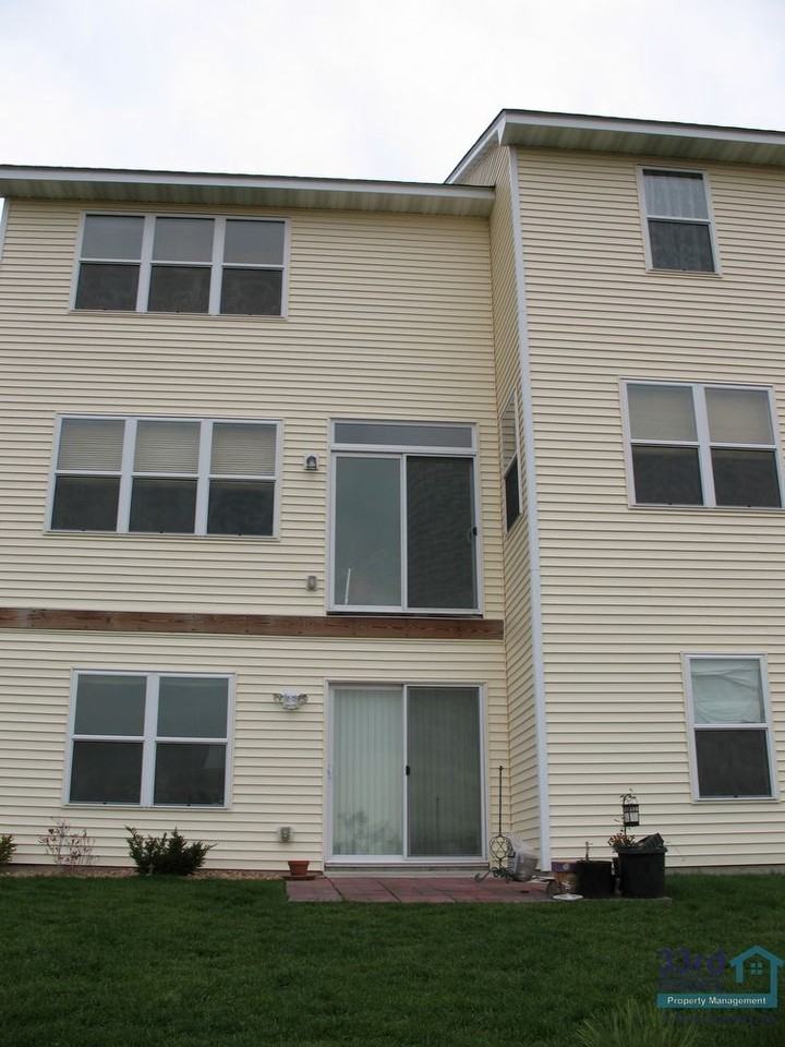 4605 Empress Way N - Photo 2 of 20