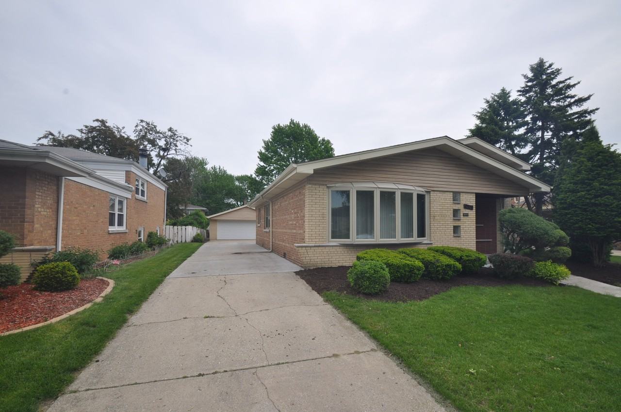 10809 S Lawler Ave - Photo 2 of 19