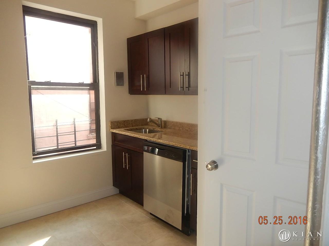 1835 Andrews Ave N 4 - Photo 2 of 10