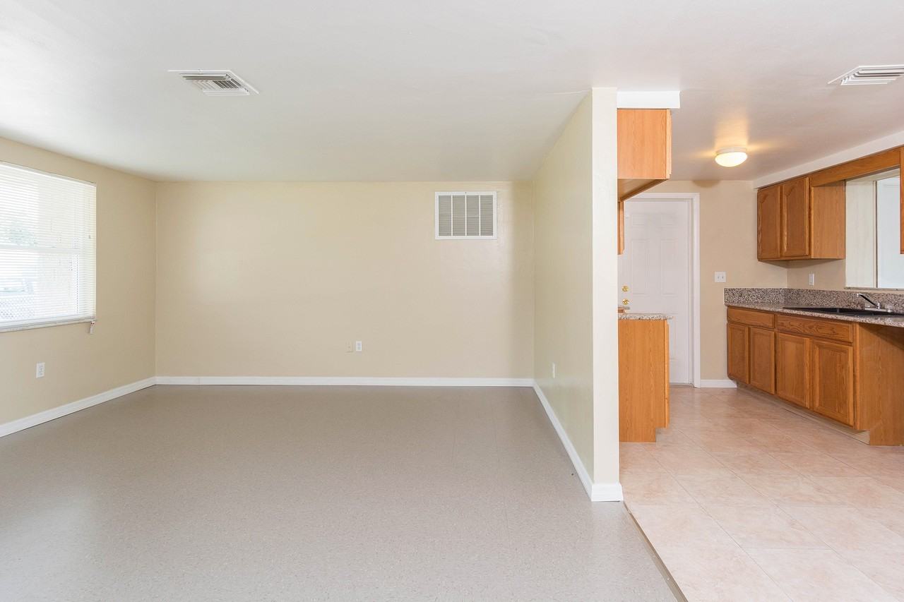 7415 Ashwood Dr - Photo 2 of 5