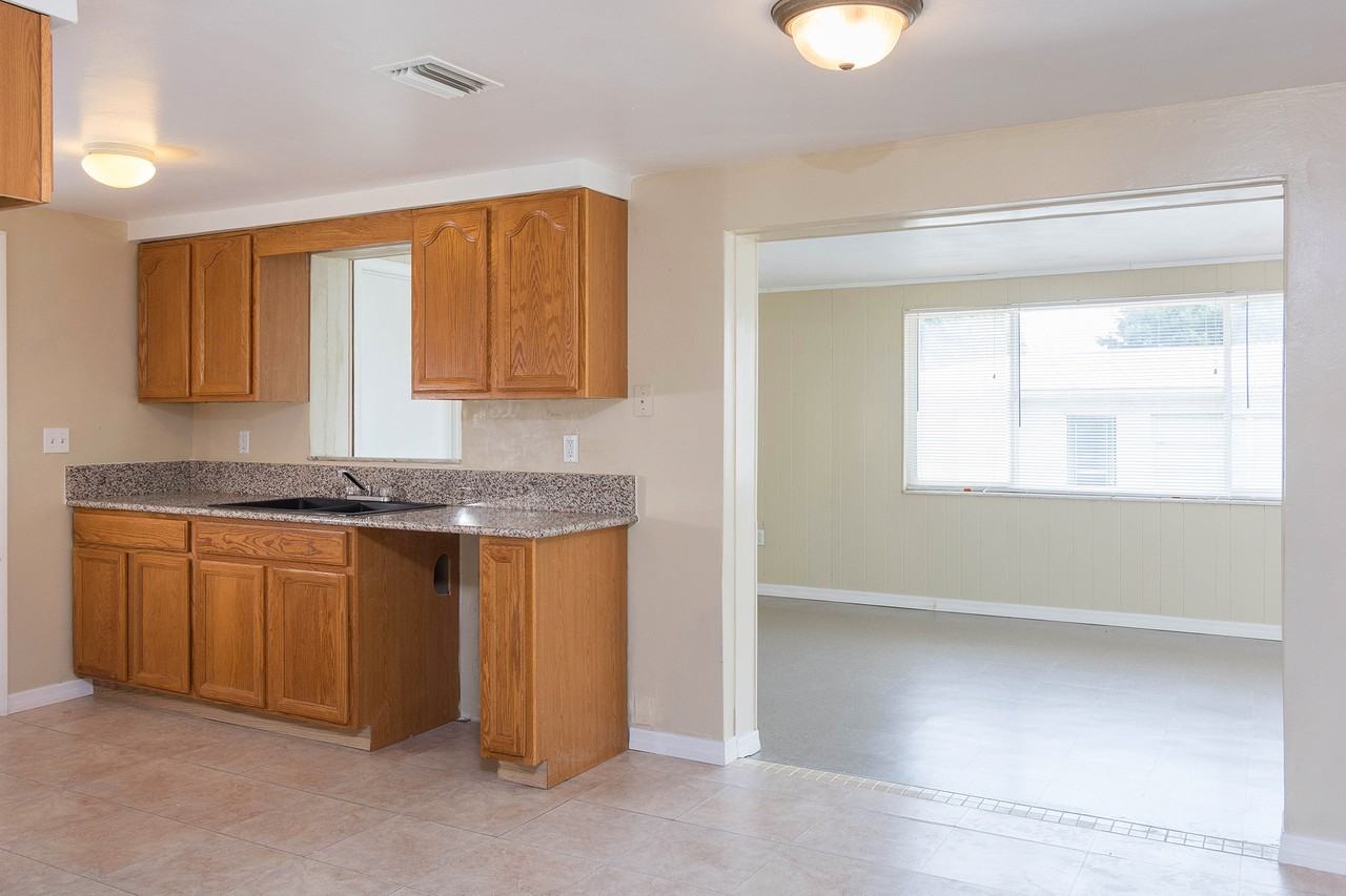 7415 Ashwood Dr - Photo 3 of 5