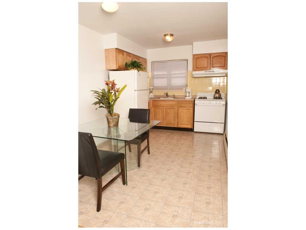 Lynn York Apartments - Photo 3 of 11