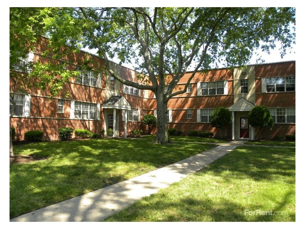 Parkwood Manor Apartments - Photo 2 of 14