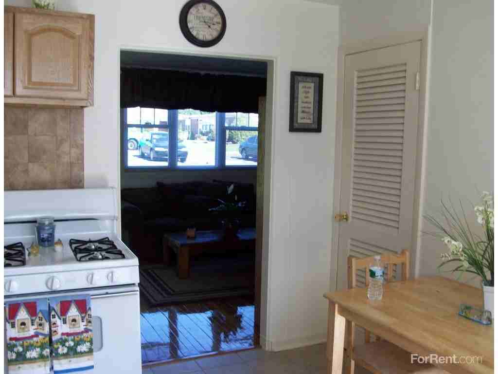 Evergreen Townhouse Apartments - Photo 3 of 16