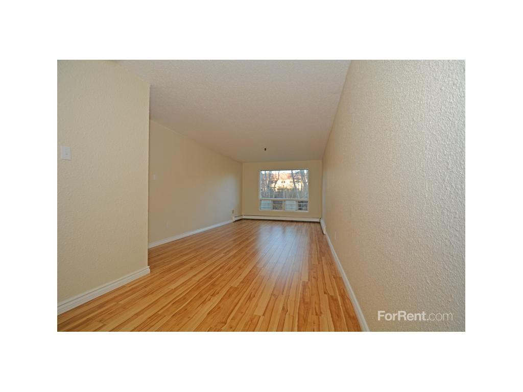 175-211 Harlington Crescent - Photo 2 of 7