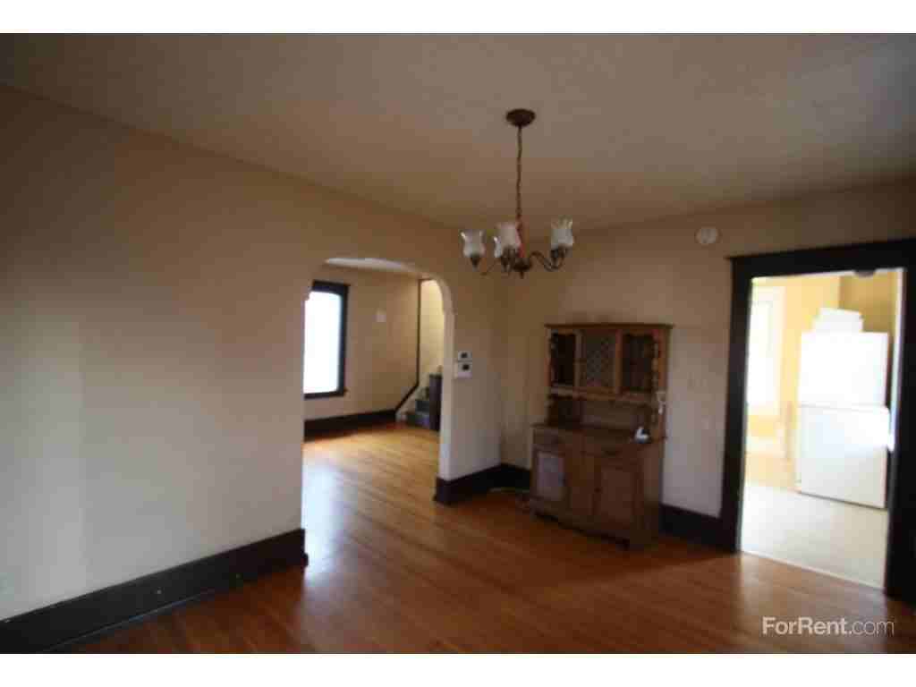 523 Confederation St - Photo 3 of 12