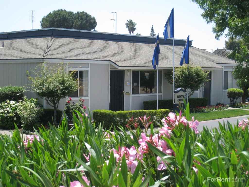 Ashbrier / Sandalwood Apartments 5040 E Ashlan Ave, Fresno, CA 93727