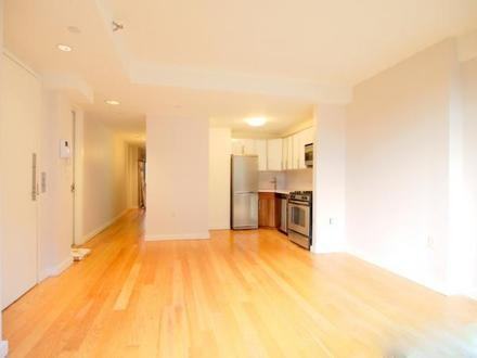 Ave of the Americas & W 18th St