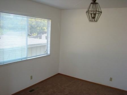 2605 Lincoln Ave - Photo 3 of 4