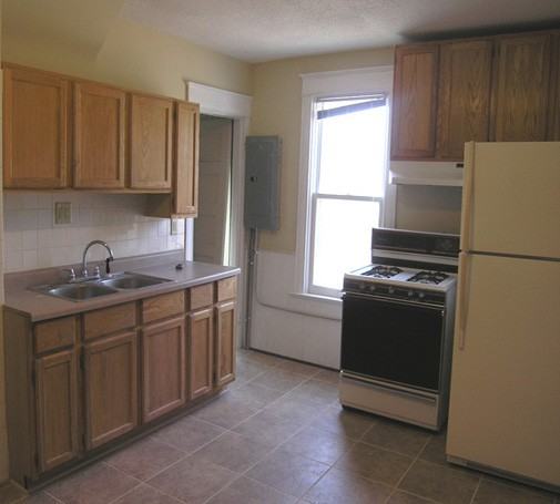 593 Charles Ave - Photo 2 of 4