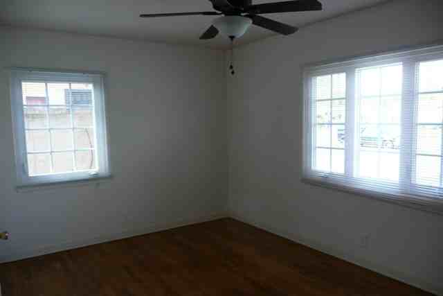 1910 W 18th St - Photo 3 of 4