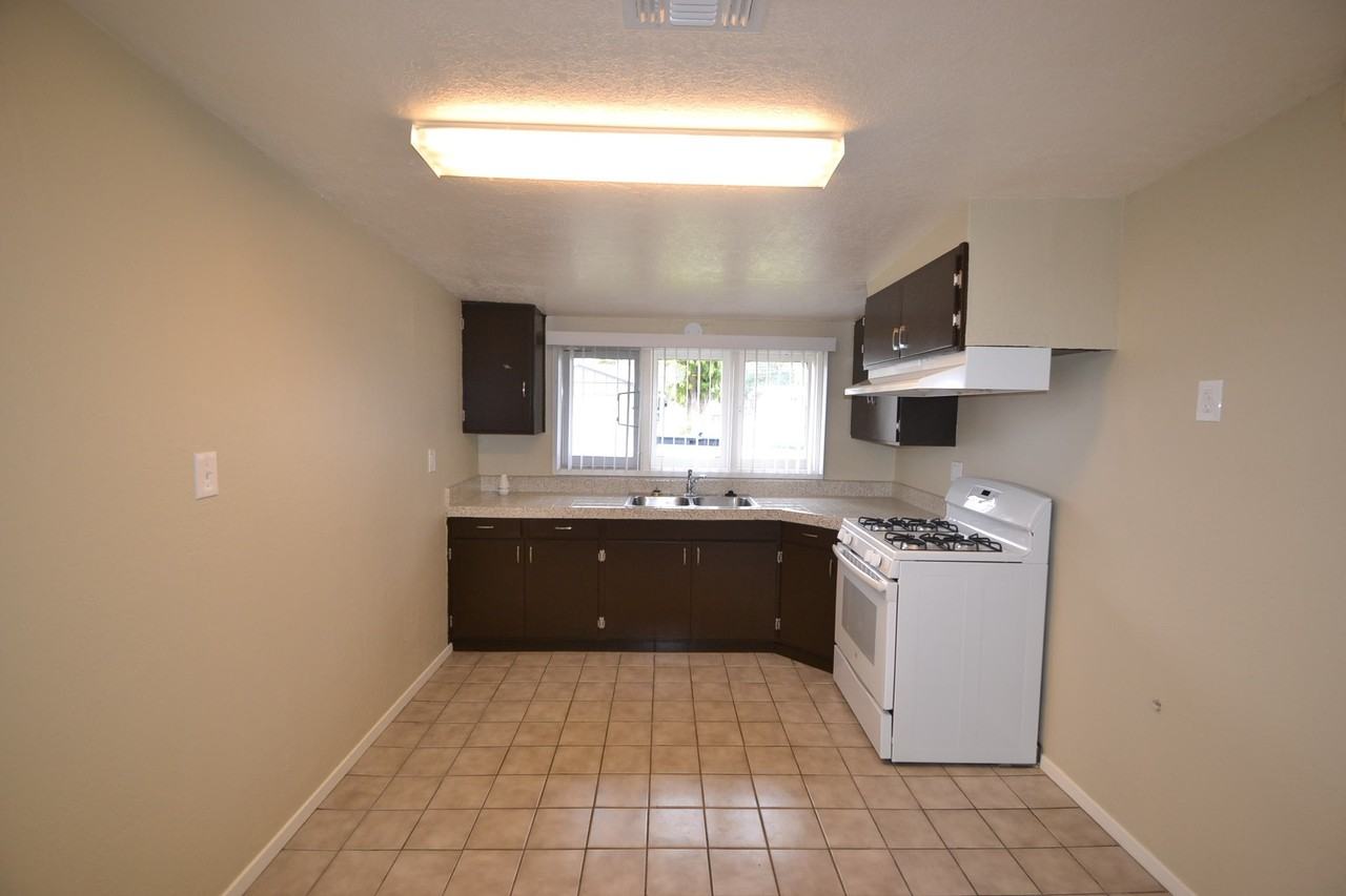 1309 Hobson Ave - Photo 3 of 9