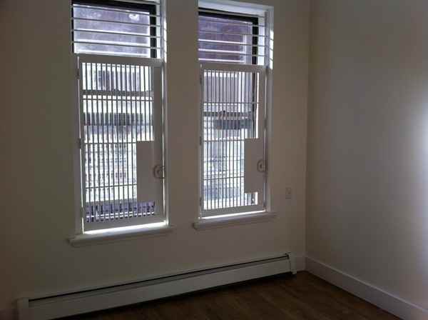 587 Quincy St - Photo 2 of 4