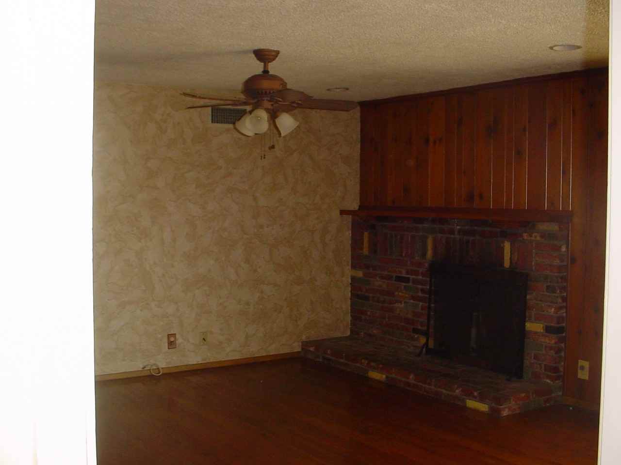 208 Center Ct Dr - Photo 3 of 4