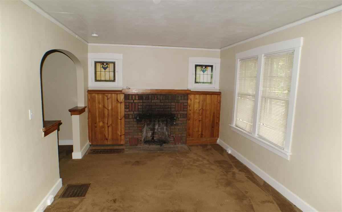 1030 Charleville Ave - Photo 2 of 5