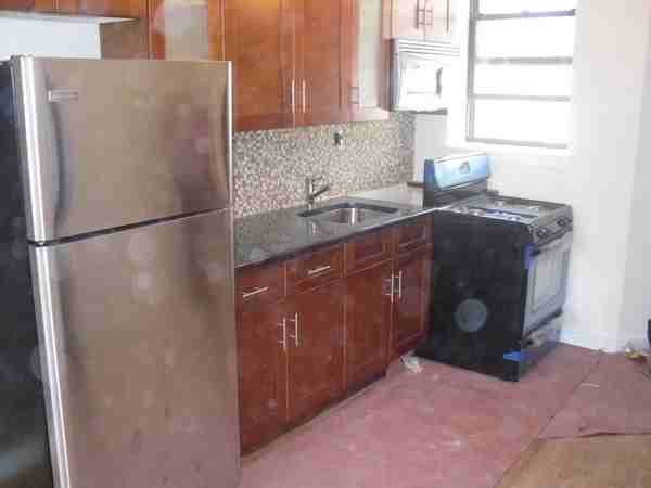 977 Jefferson Ave - Photo 3 of 6