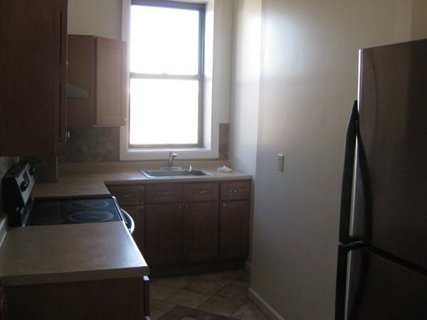 1029 Jefferson Ave - Photo 3 of 9