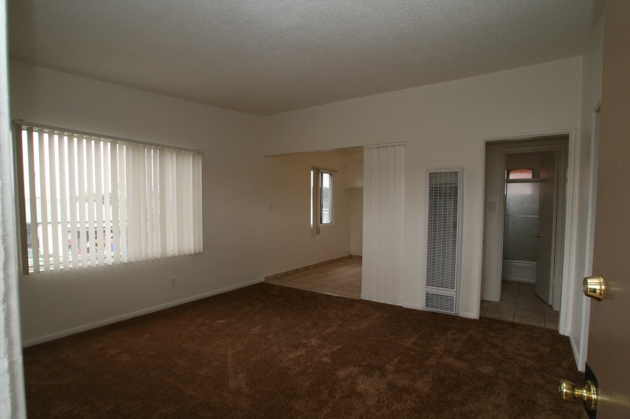 2217 W Alondra Blvd - Photo 3 of 7