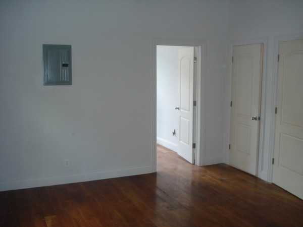 489 Quincy St - Photo 2 of 6