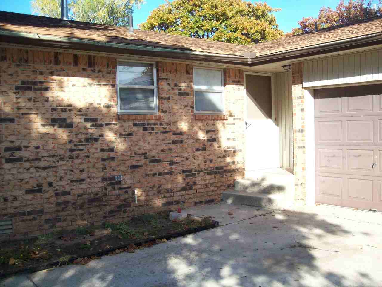 904 Sandy Ln - Photo 2 of 13