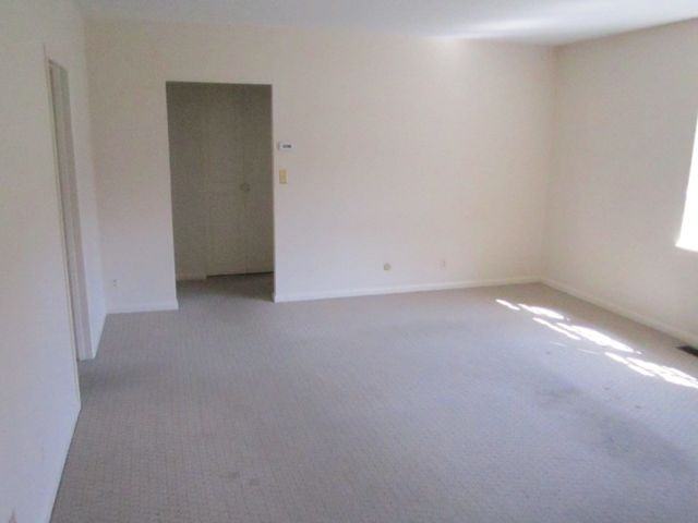 194 Lake Shore Rd #2 - Photo 3 of 7