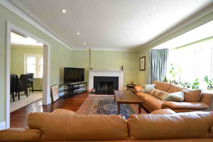 923 Avenue Rd - Photo 2 of 9