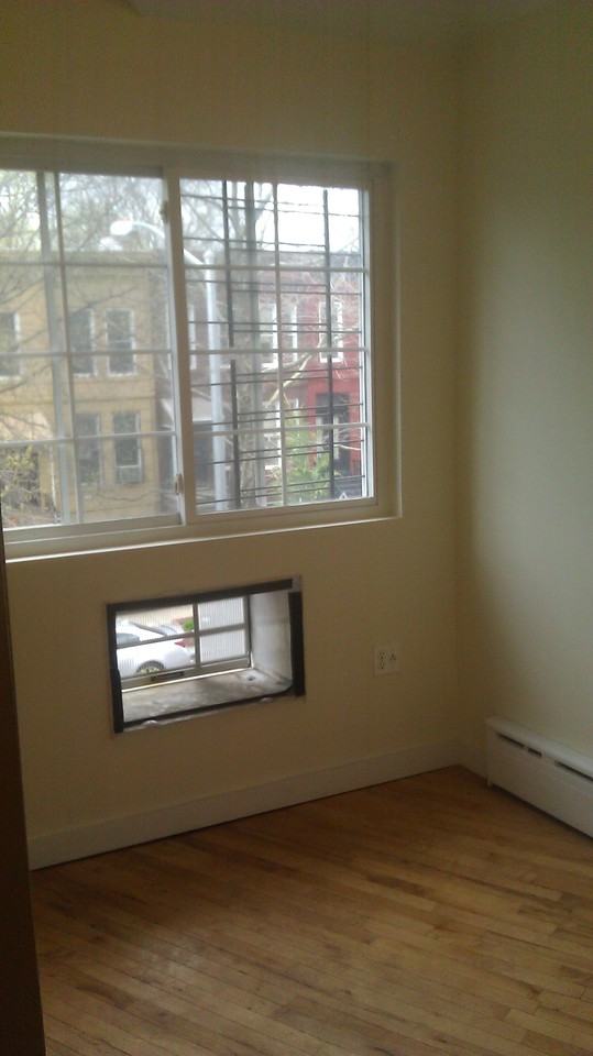 572 Bainbridge St - Photo 3 of 19