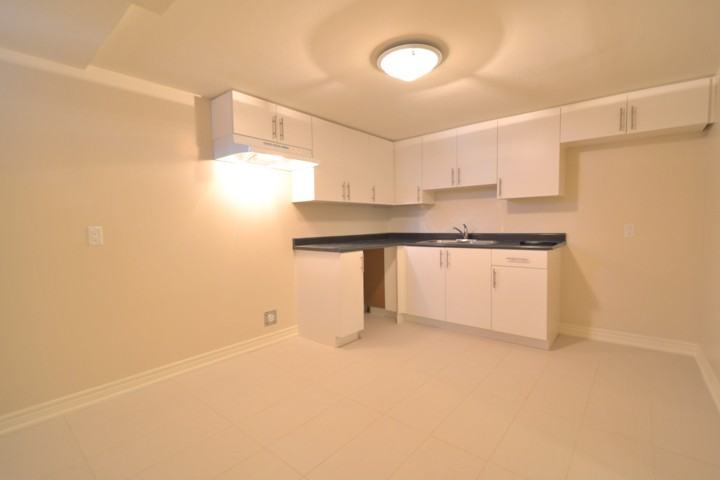 87 Weybourne Crescent - Photo 2 of 10