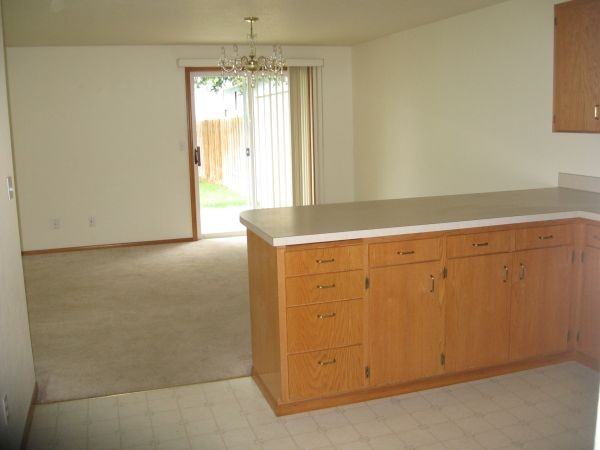 307 SE 10th St - Photo 3 of 5