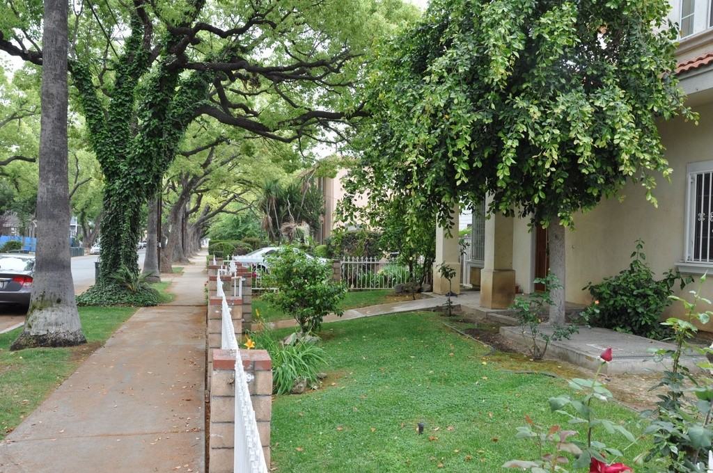 125 N Sierra Bonita Ave - Photo 2 of 5