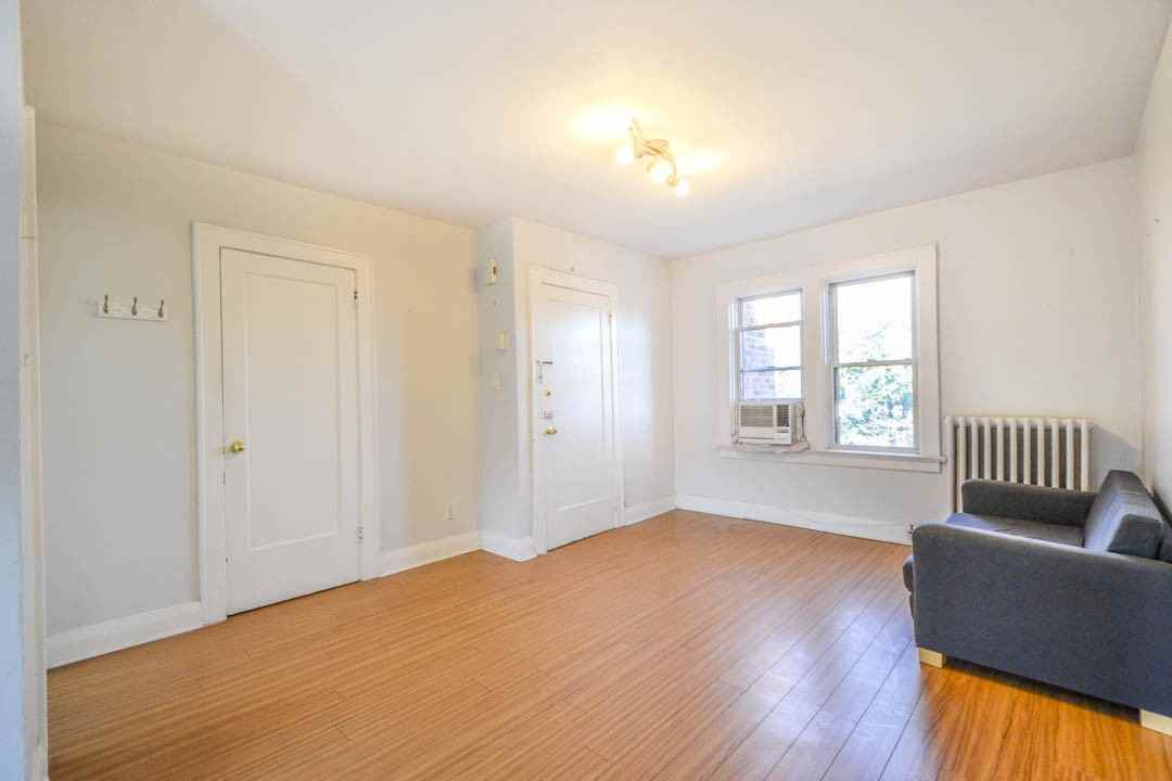 1059 Mt Pleasant Rd #2ndFLSOUTH - Photo 3 of 8