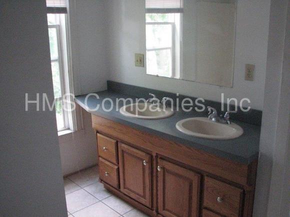 619 Potter St - Photo 3 of 12