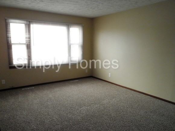 205 Acorn Cir - Photo 2 of 11