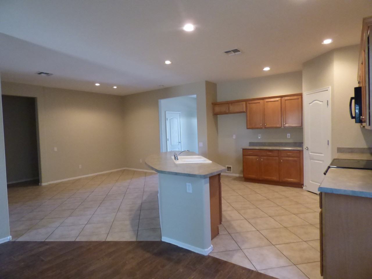 11568 W Lincoln St - Photo 3 of 11