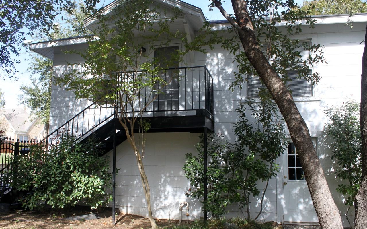 1915 Clover Ln - Photo 3 of 5