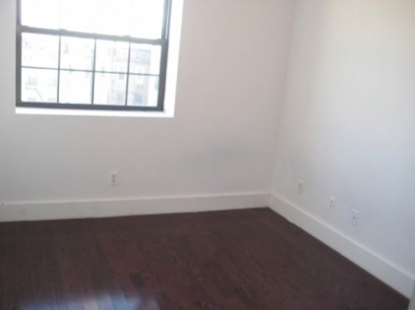 E 102nd St