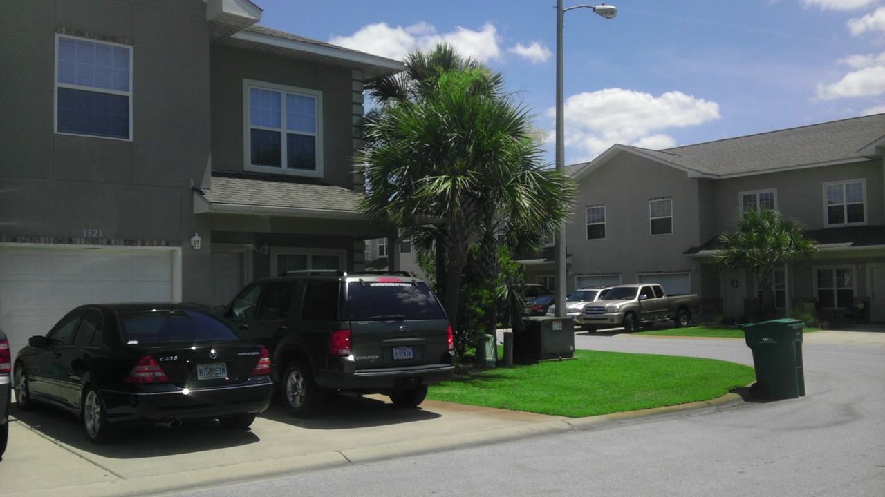 1521 Bentley Cir - Photo 2 of 3