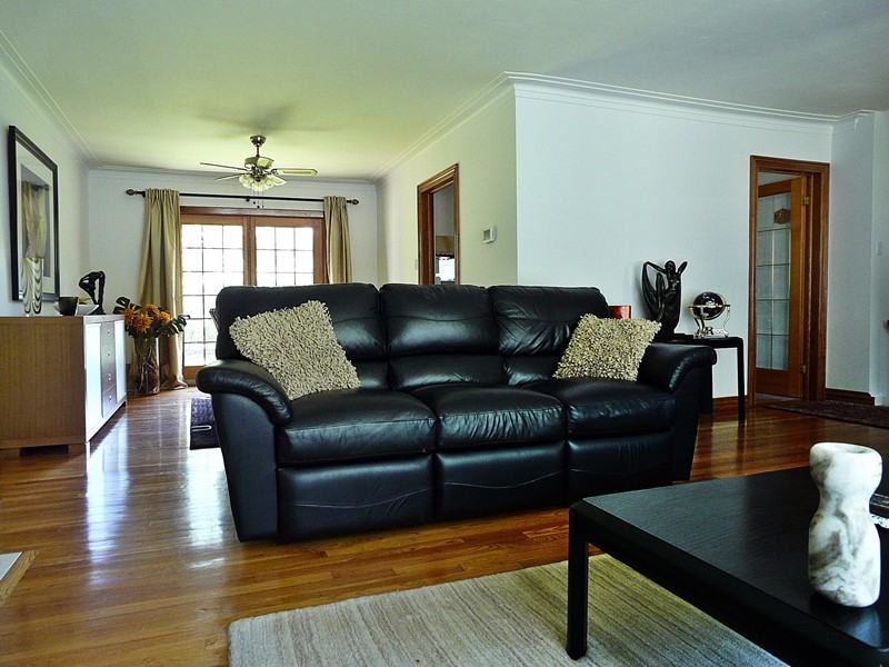 921 Muskoka Ave - Photo 3 of 8