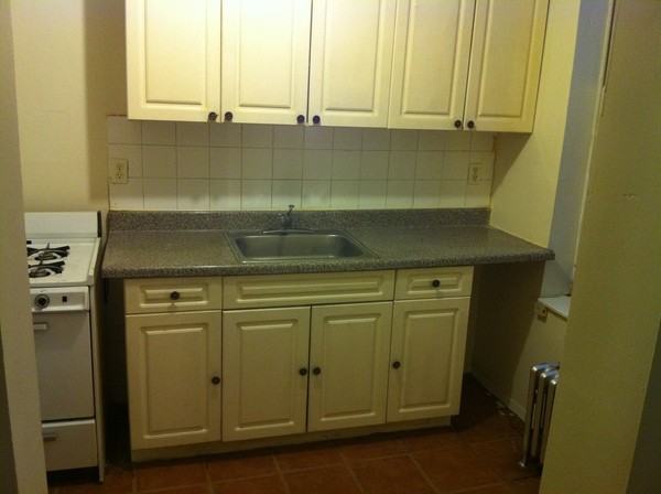 196 Lawrence Ave 3R - Photo 3 of 5