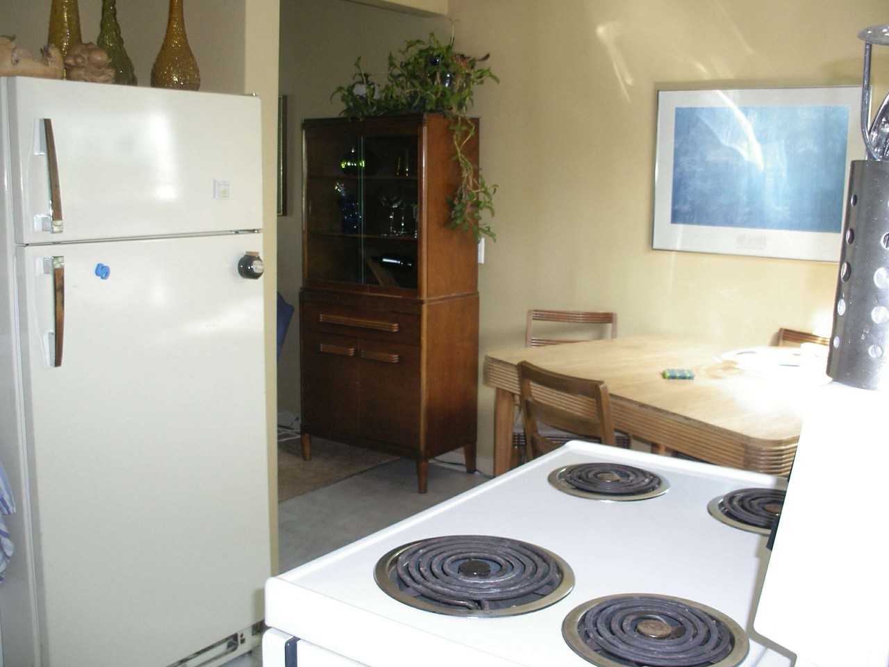 2818 14 St SW - Photo 3 of 8