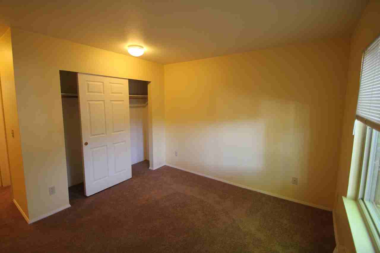 18105 142nd Ave NE - Photo 3 of 3